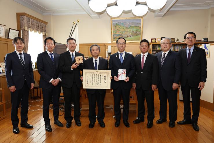 感謝状贈呈式で訪問者と記念写真を撮る知事の写真