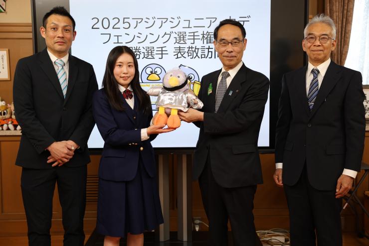 表敬訪問で訪問者と記念写真を撮る知事の写真