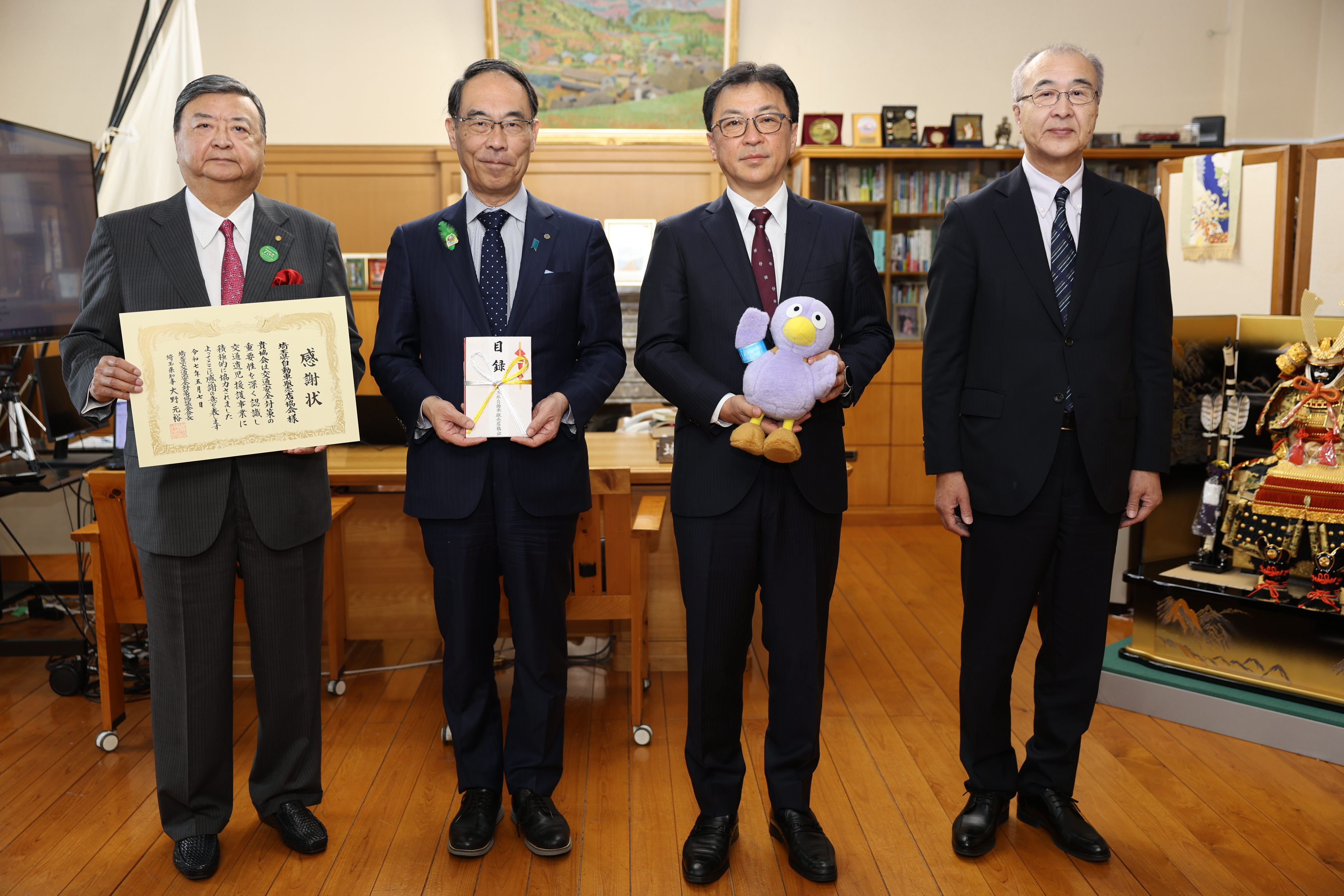 感謝状贈呈式で訪問者と記念写真を撮る知事の写真