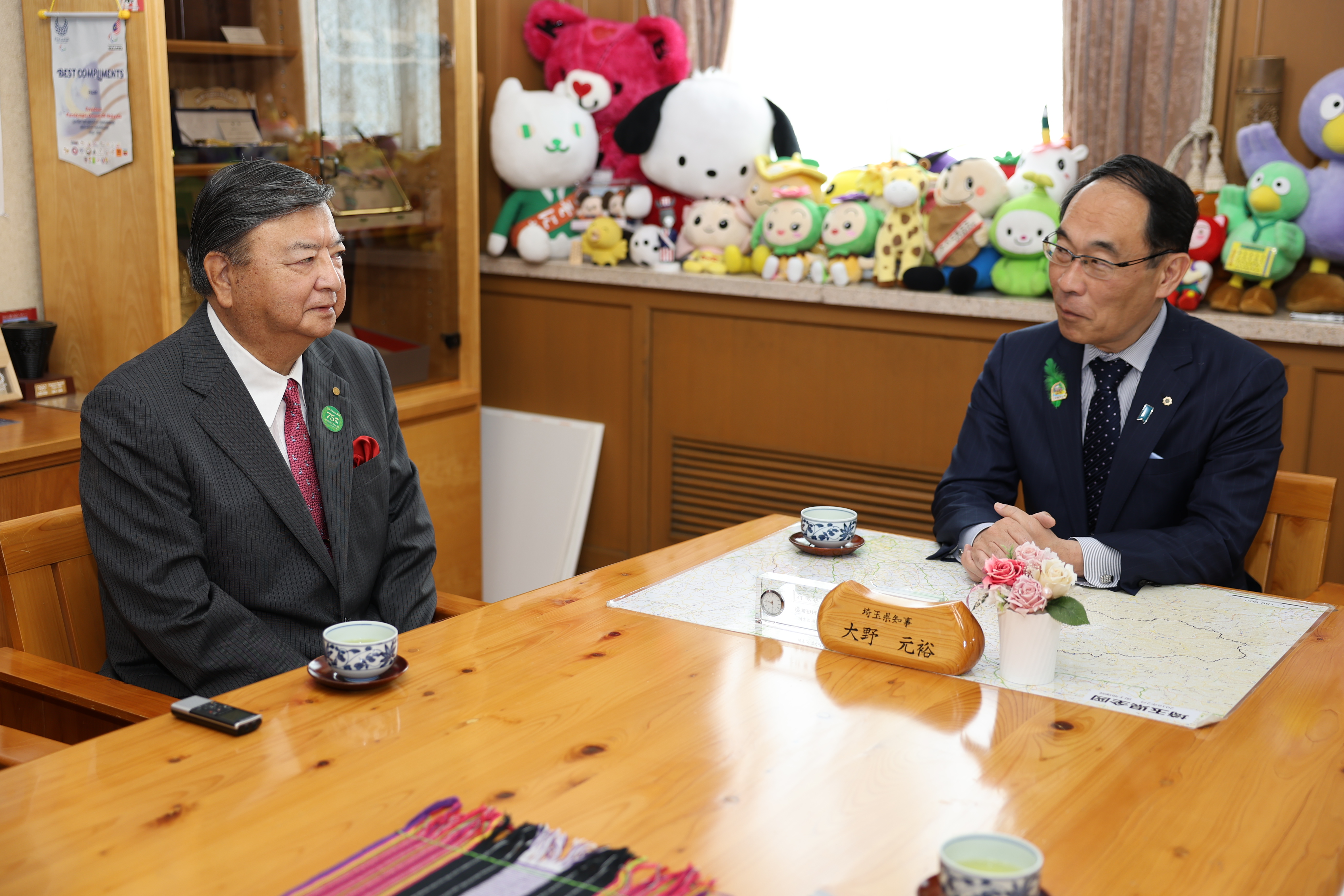 感謝状贈呈式で訪問者と歓談する知事の写真