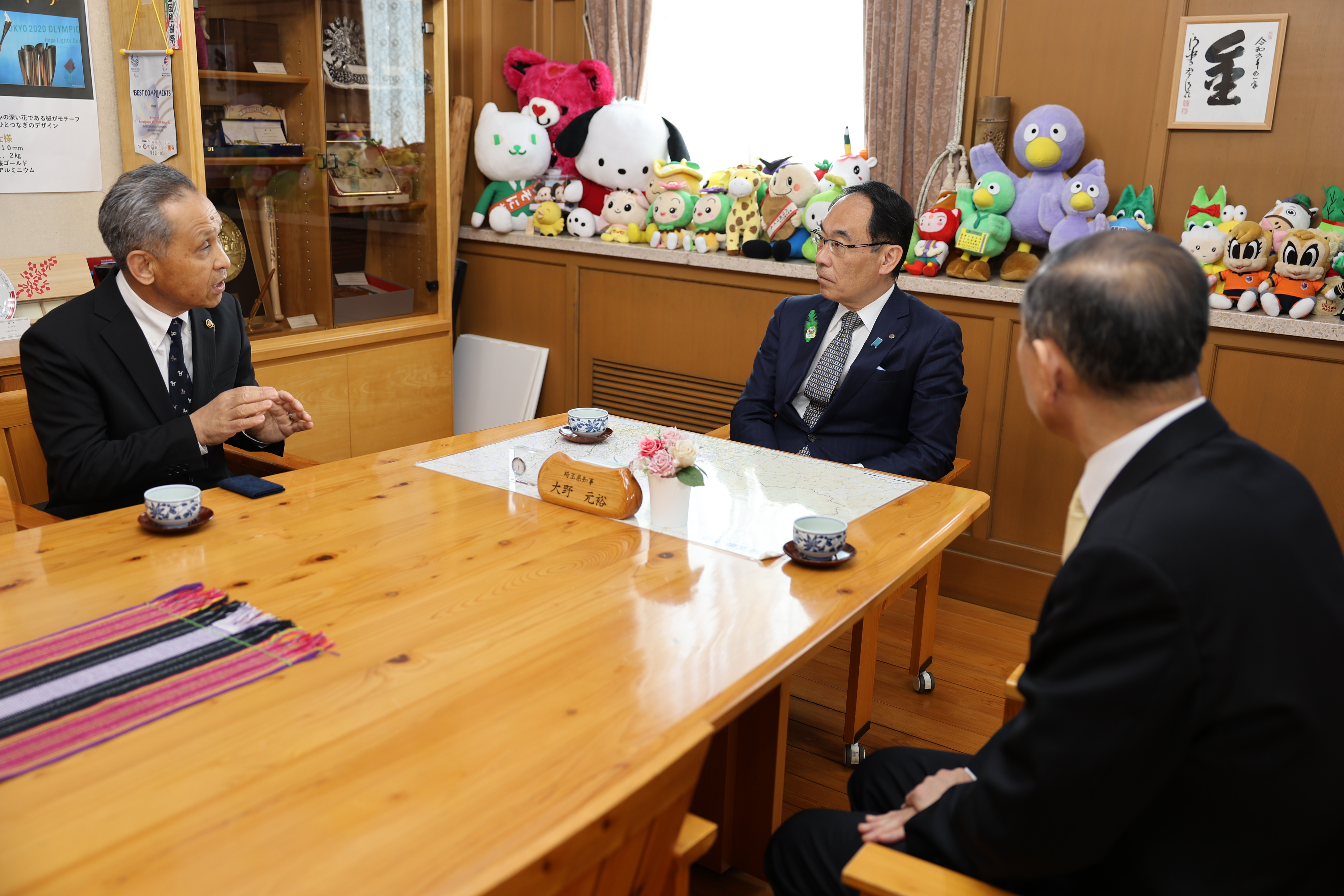 感謝状贈呈式で訪問者と歓談する知事の写真
