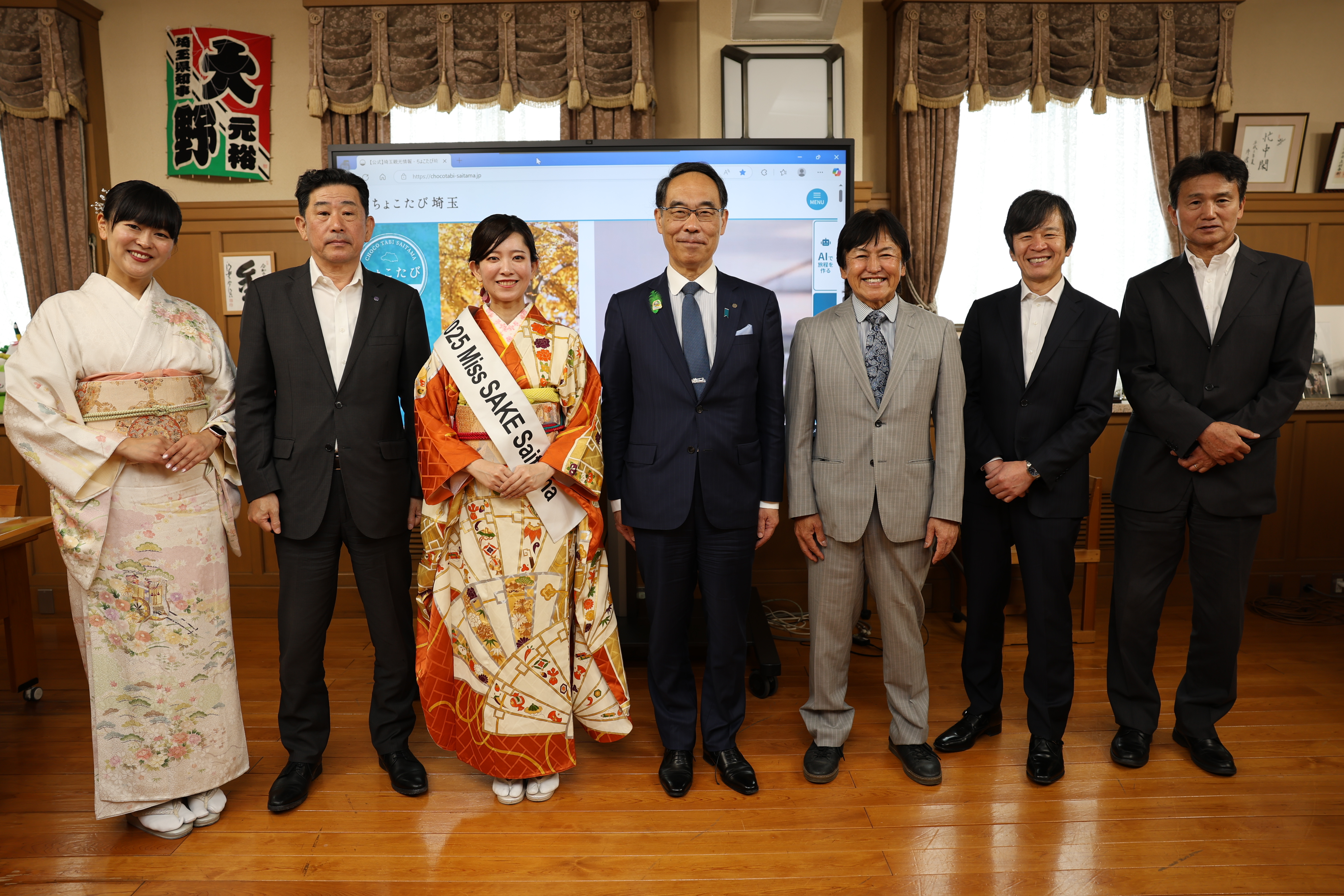 表敬訪問で訪問者と歓談する知事の写真