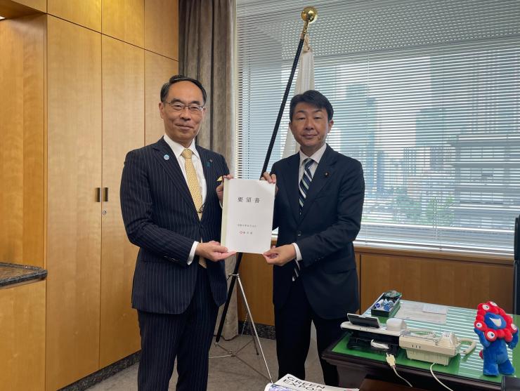 大野知事から古川大臣政務官への要望書手交時の写真