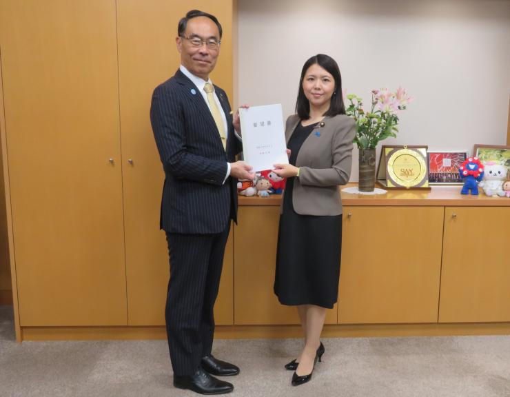 大野知事から友納大臣政務官への要望書手交時の写真