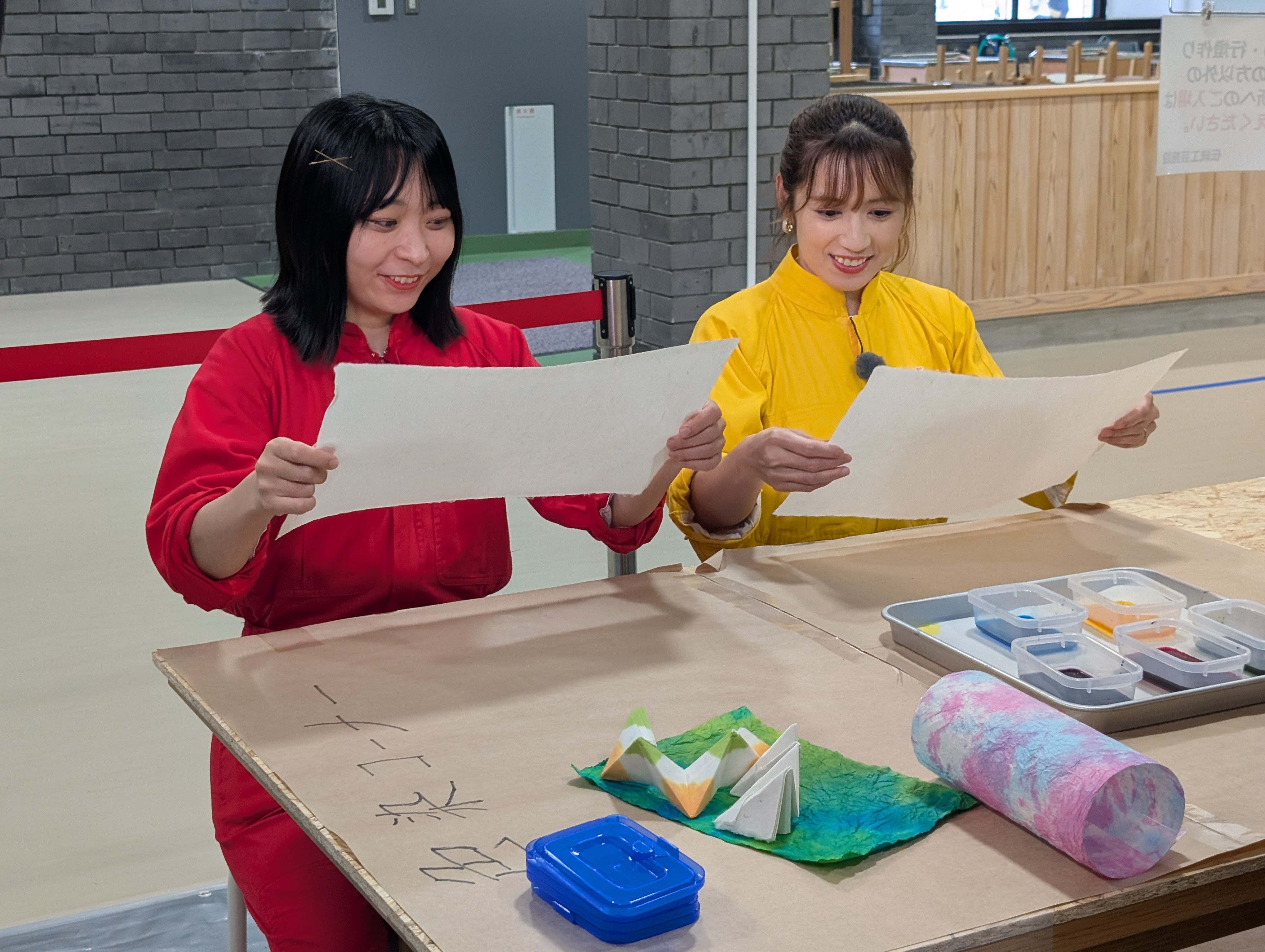 アンゴラ村長と才木玲佳が和紙を見ている写真