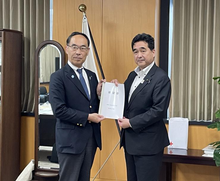 大野知事から坂井内閣府特命担当大臣への要望書手交時の写真