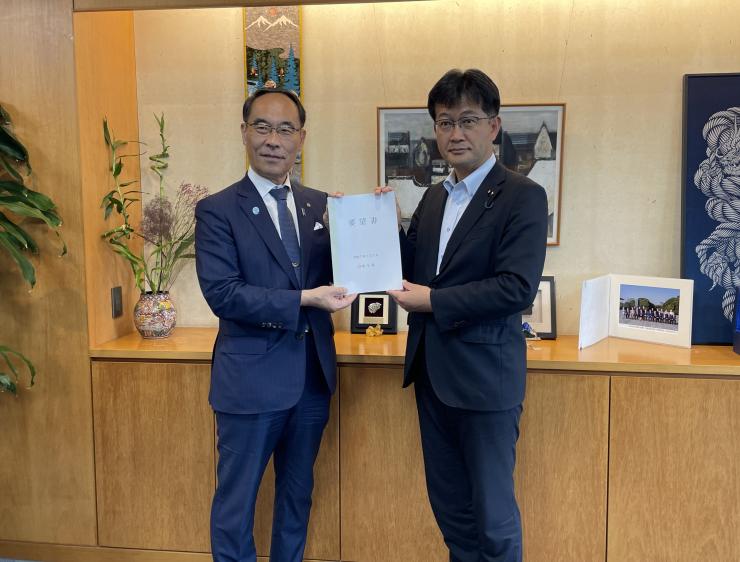 大野知事から仁木厚生労働副大臣への要望書手交時の写真