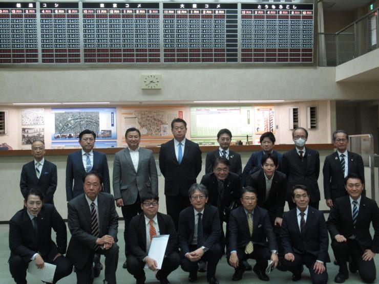 株式会社堂島取引所にて議員とスタッフの集合写真