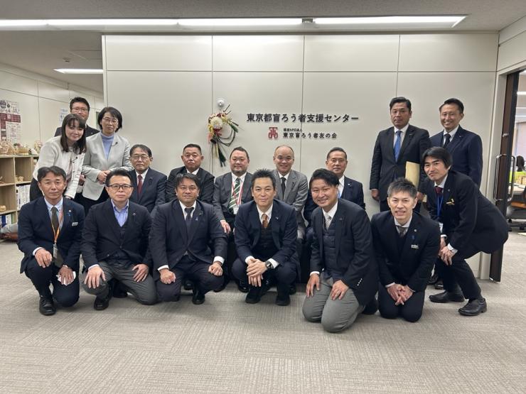 東京都盲ろう者支援センターにて議員とスタッフの集合写真
