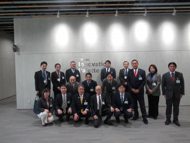 株式会社東芝 研究開発センターにて議員とスタッフの集合写真