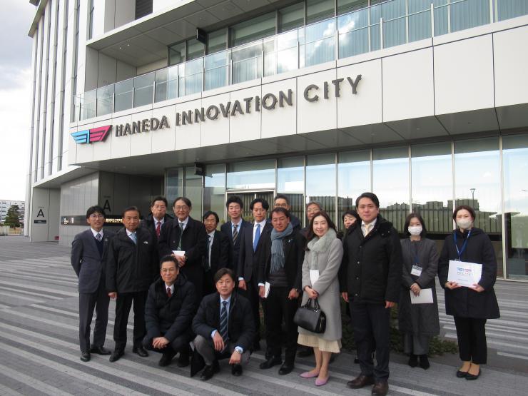 羽田イノベーションシティにて議員とスタッフの集合写真