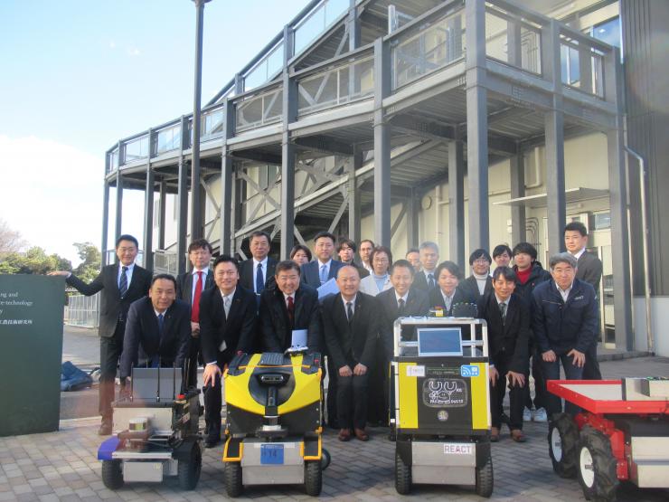 宇都宮大学ロボティクス・工農技術研究所にて議員とスタッフの集合写真
