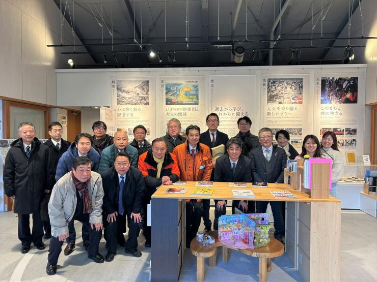 糸魚川市駅北広場キターレにて議員とスタッフの集合写真