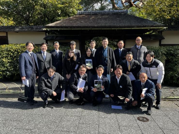 裏千家今日庵にて議員とスタッフの集合写真