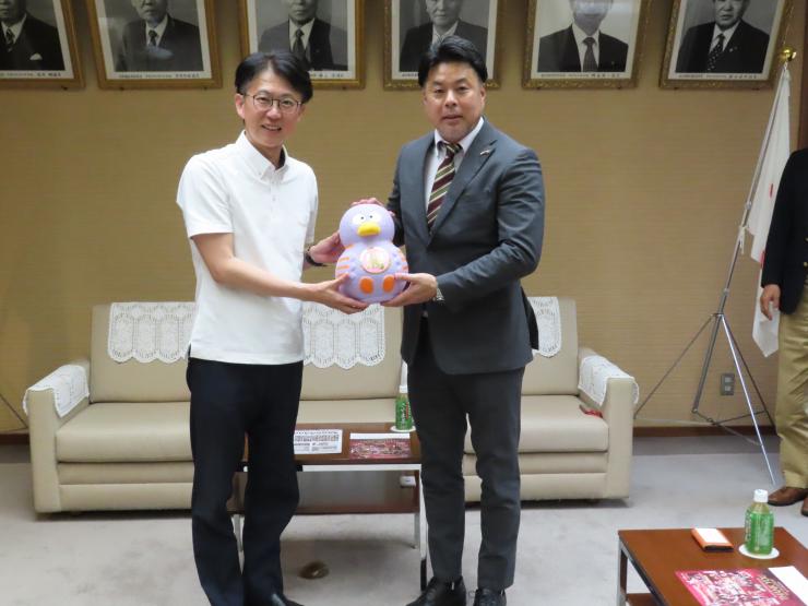 コバトンダルマを手渡す白土議長