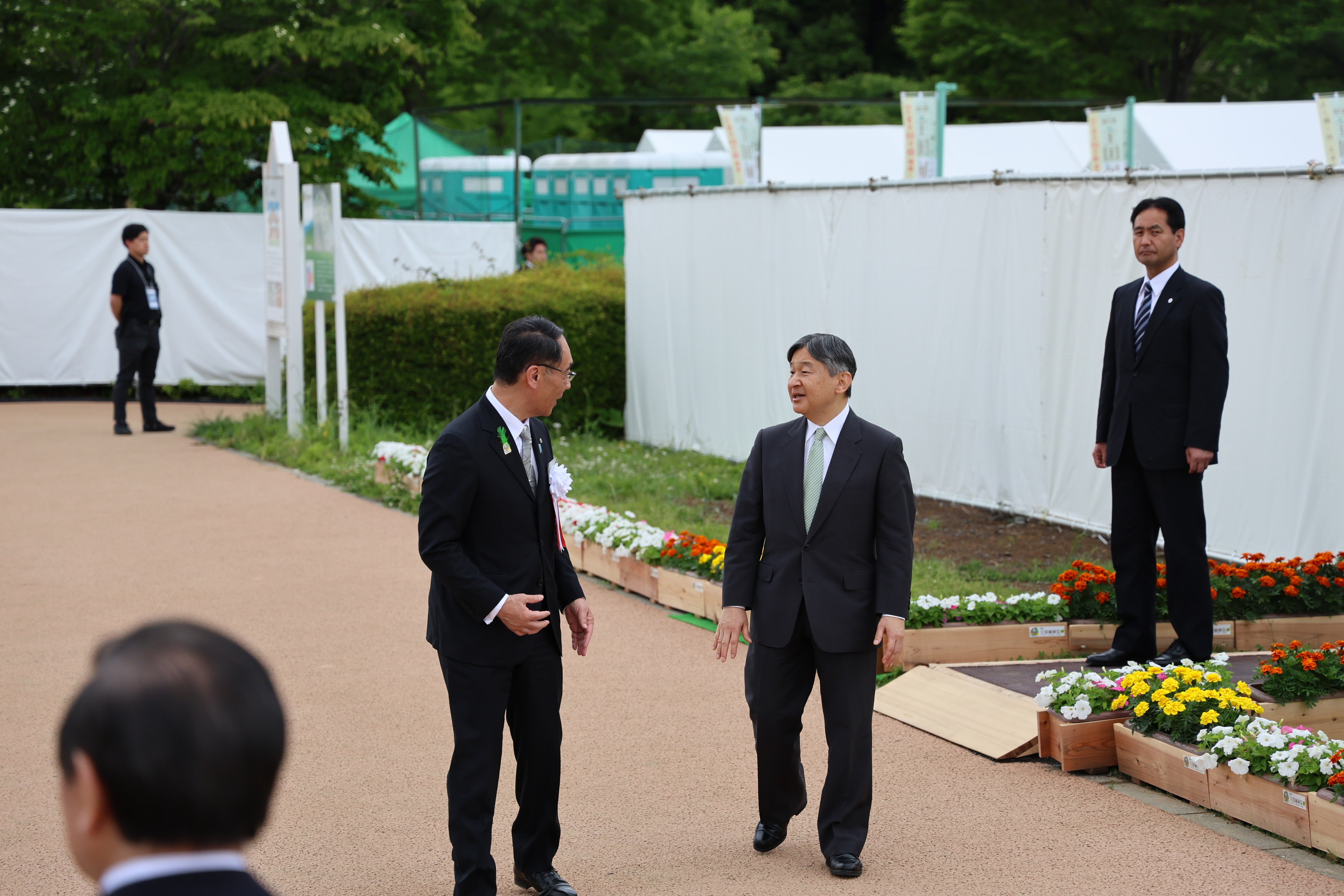 天皇陛下と歓談する知事の写真