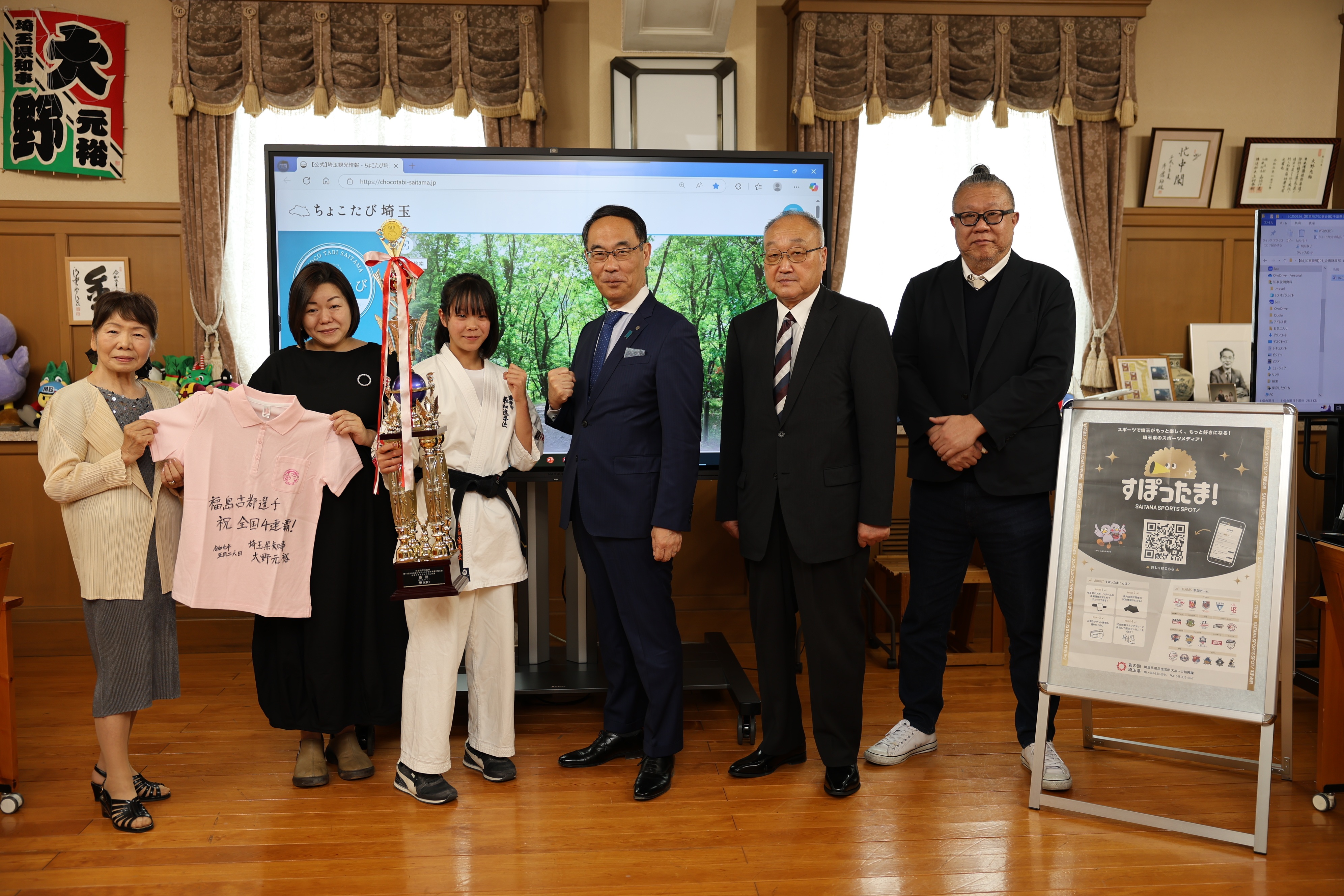 表敬訪問で訪問者らと記念写真を撮る知事の写真