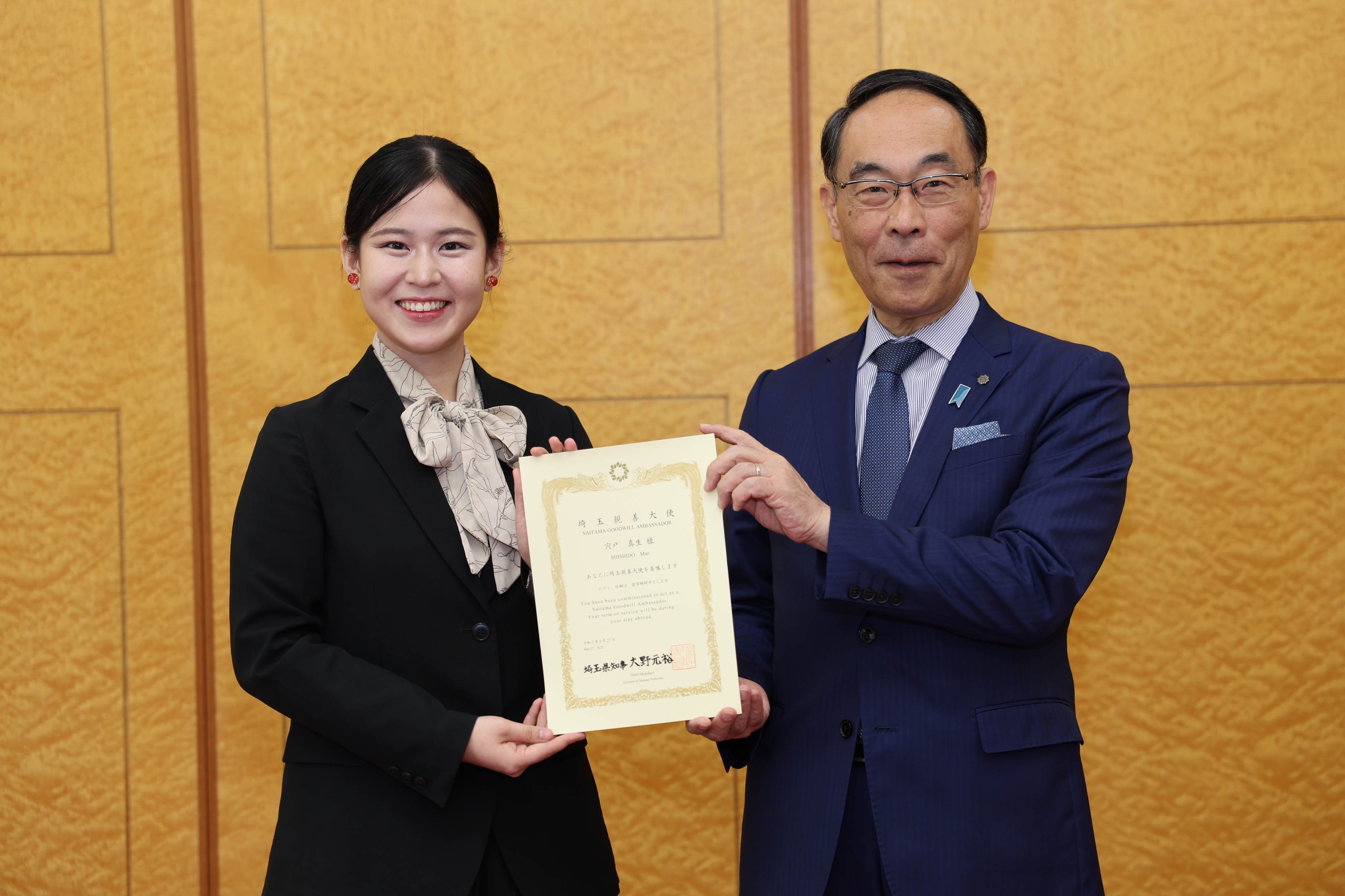 埼玉親善大使と記念写真を撮る知事の写真