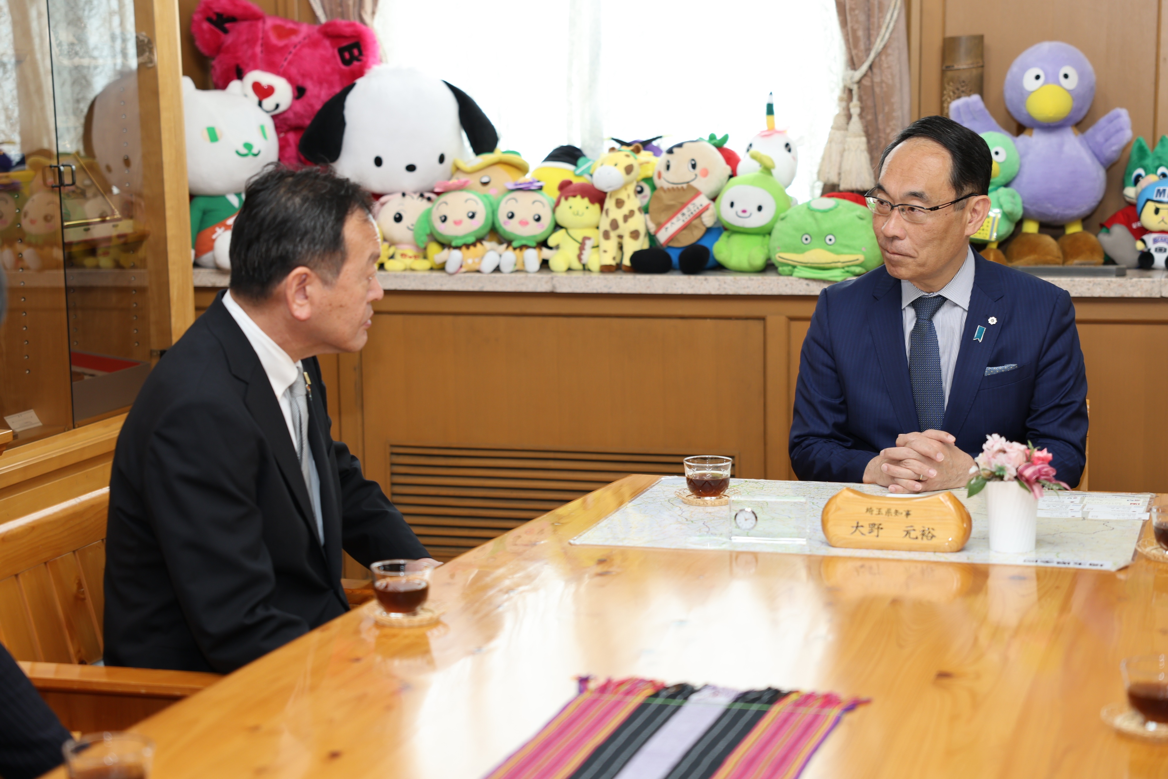 感謝状贈呈式で表彰者（JSA中核会埼玉ブロック）と歓談をする知事の写真