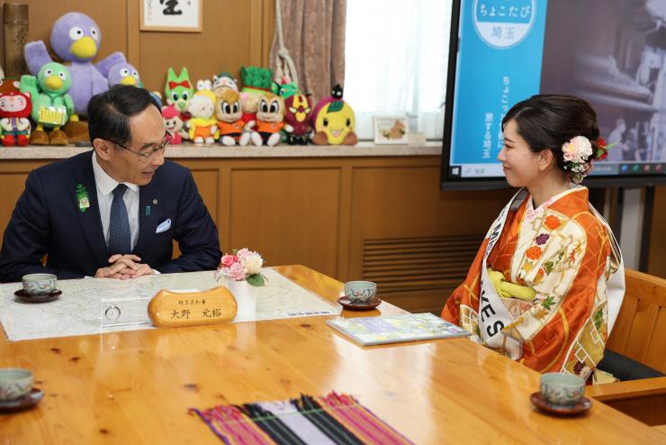 表敬訪問で訪問者と記念写真を撮る知事の写真