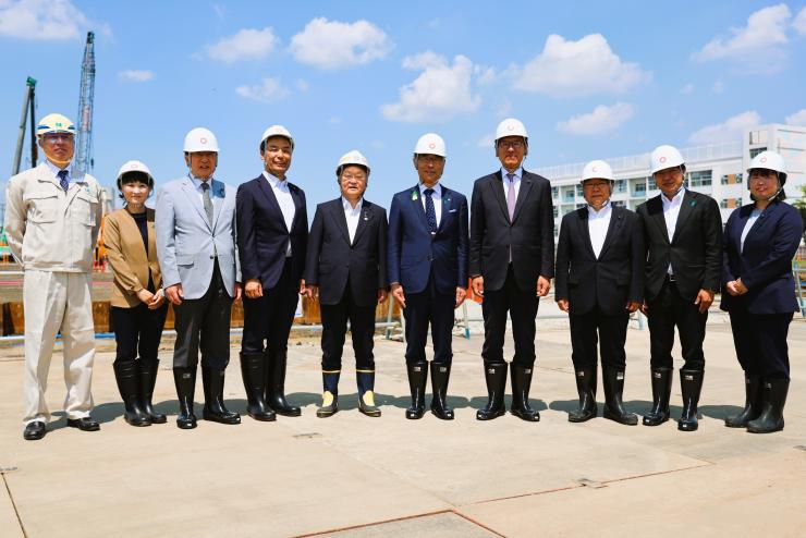 建設工事視察で関係者と集合写真を撮る知事の写真