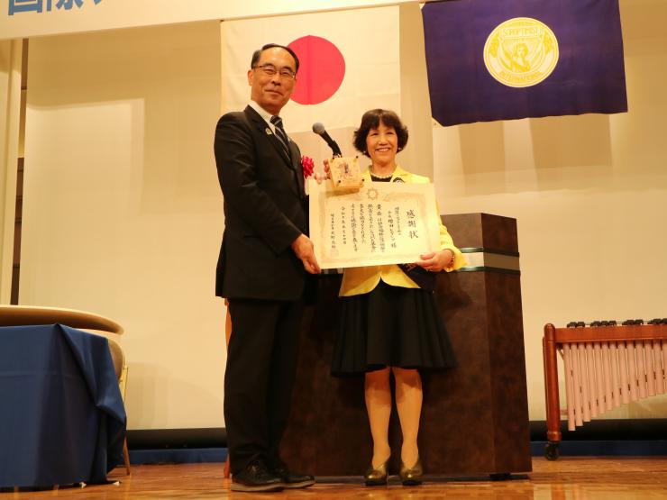 感謝状贈呈式で表彰者（国際ソロプチミスト埼玉）と記念写真を撮る知事の写真