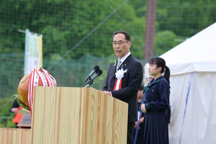 第75回全国植樹祭記念式典で挨拶をする知事の写真