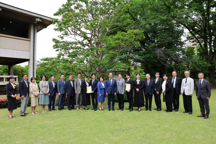 表敬訪問及び委嘱式で訪問者と記念写真を撮る知事の写真