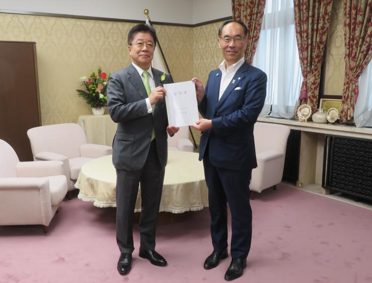 大野知事から加藤財務大臣への要望書手交時の写真
