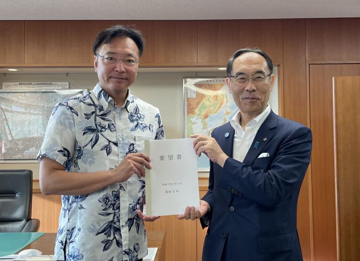 大野知事から国定国土交通大臣政務官への要望書手交時の写真