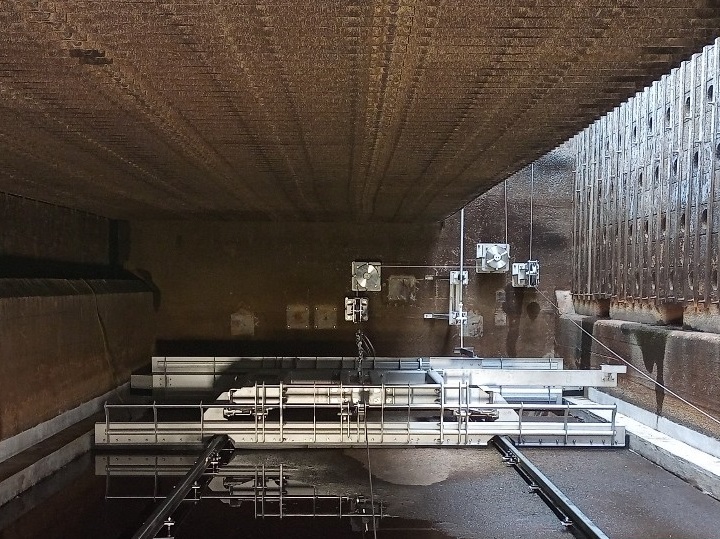 沈でん池掻寄機本体