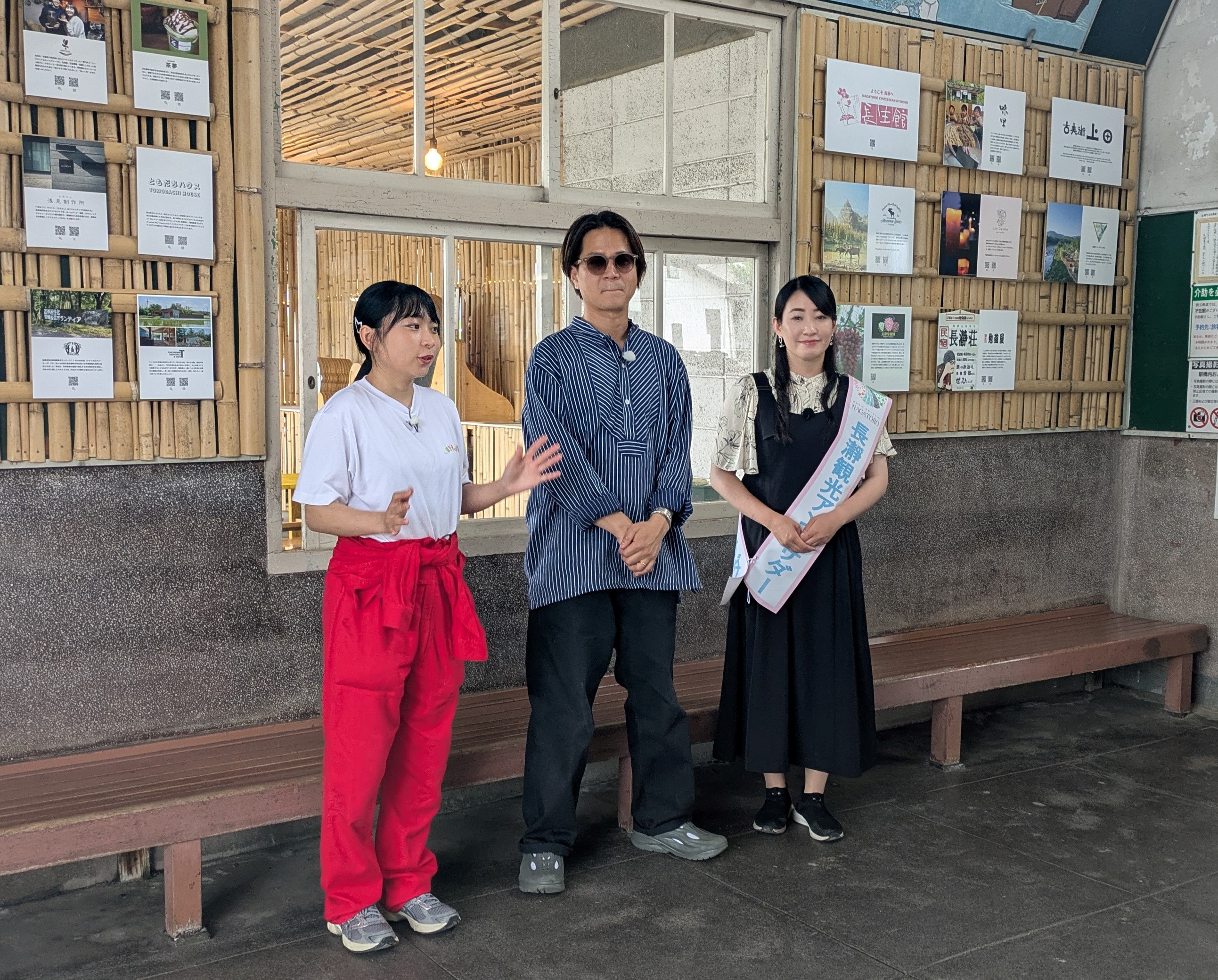 瀞場でのアンゴラ村長と店員と村田綾