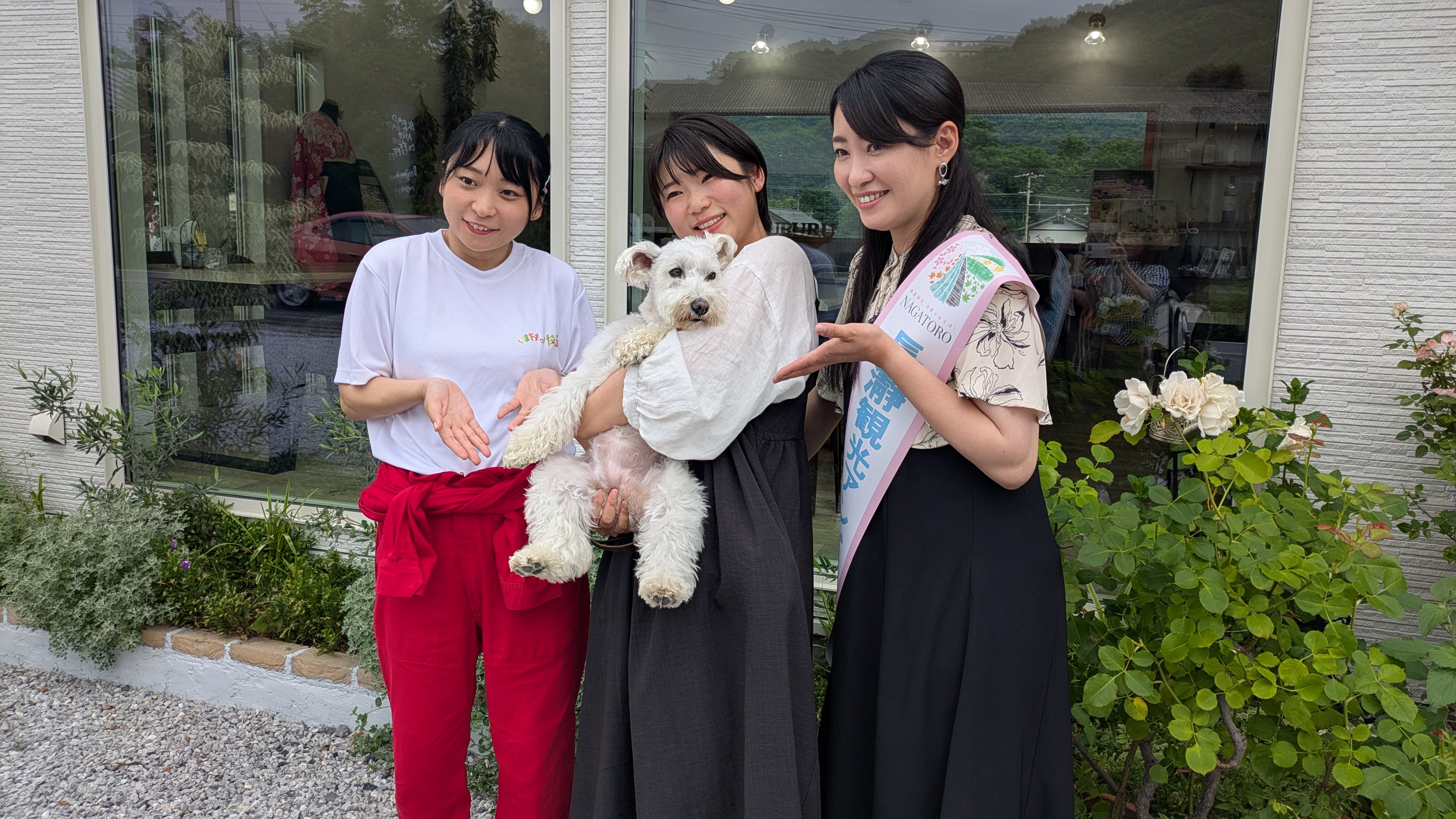 アンゴラ村長と村田綾とあつまれ！埼玉県民のもちままともちおちゃんの集合写真