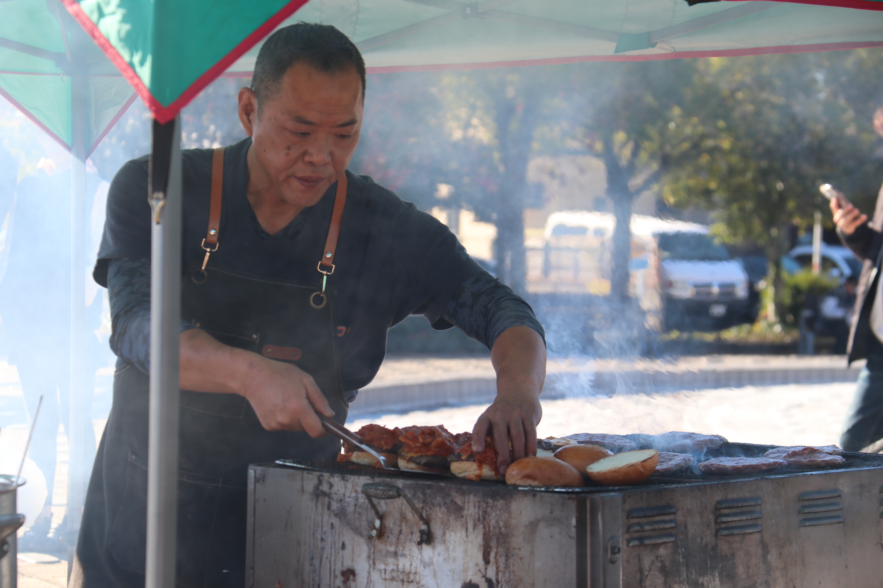 bigbangdinerの渡邉さんがハンバーガーを作っているシーン