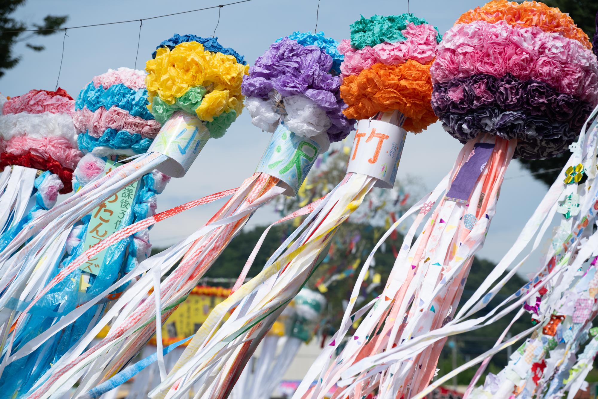 小川町の七夕まつりで竹飾りが風になびく様子