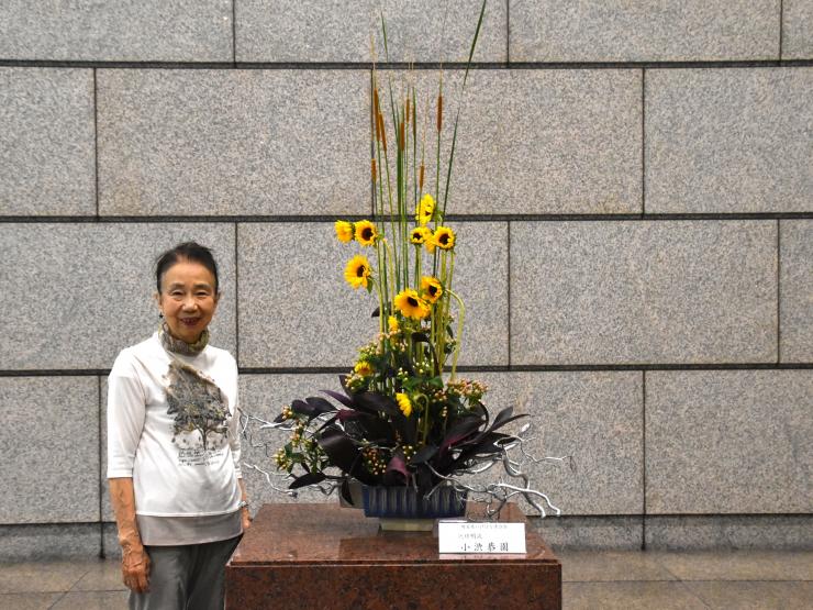 生け花と先生の写真