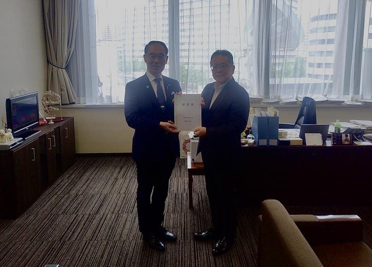 大野知事から長橋内閣府防災監への要望書手交時の写真