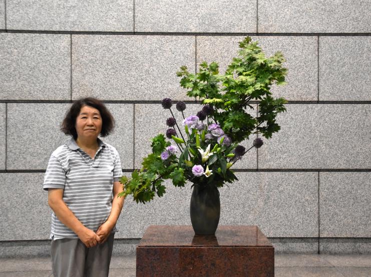 生け花と先生の写真
