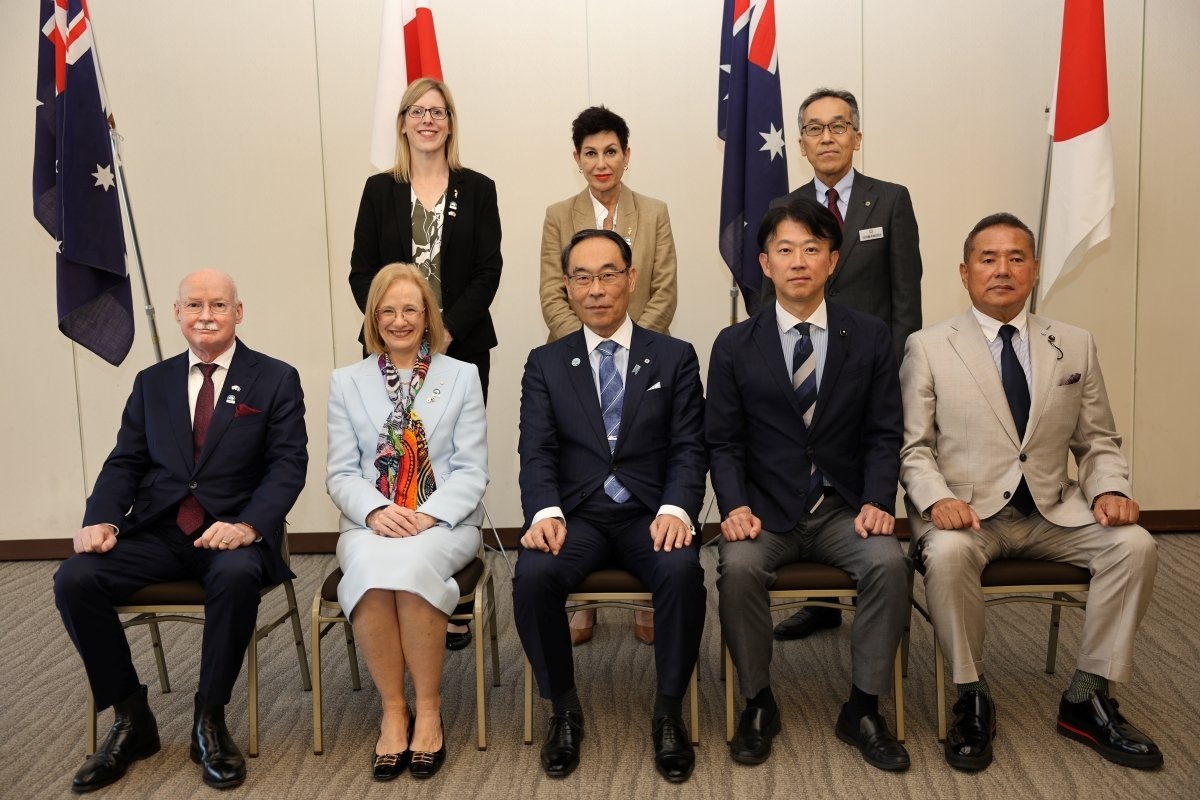 表敬訪問で訪問者と記念写真を撮る知事の写真