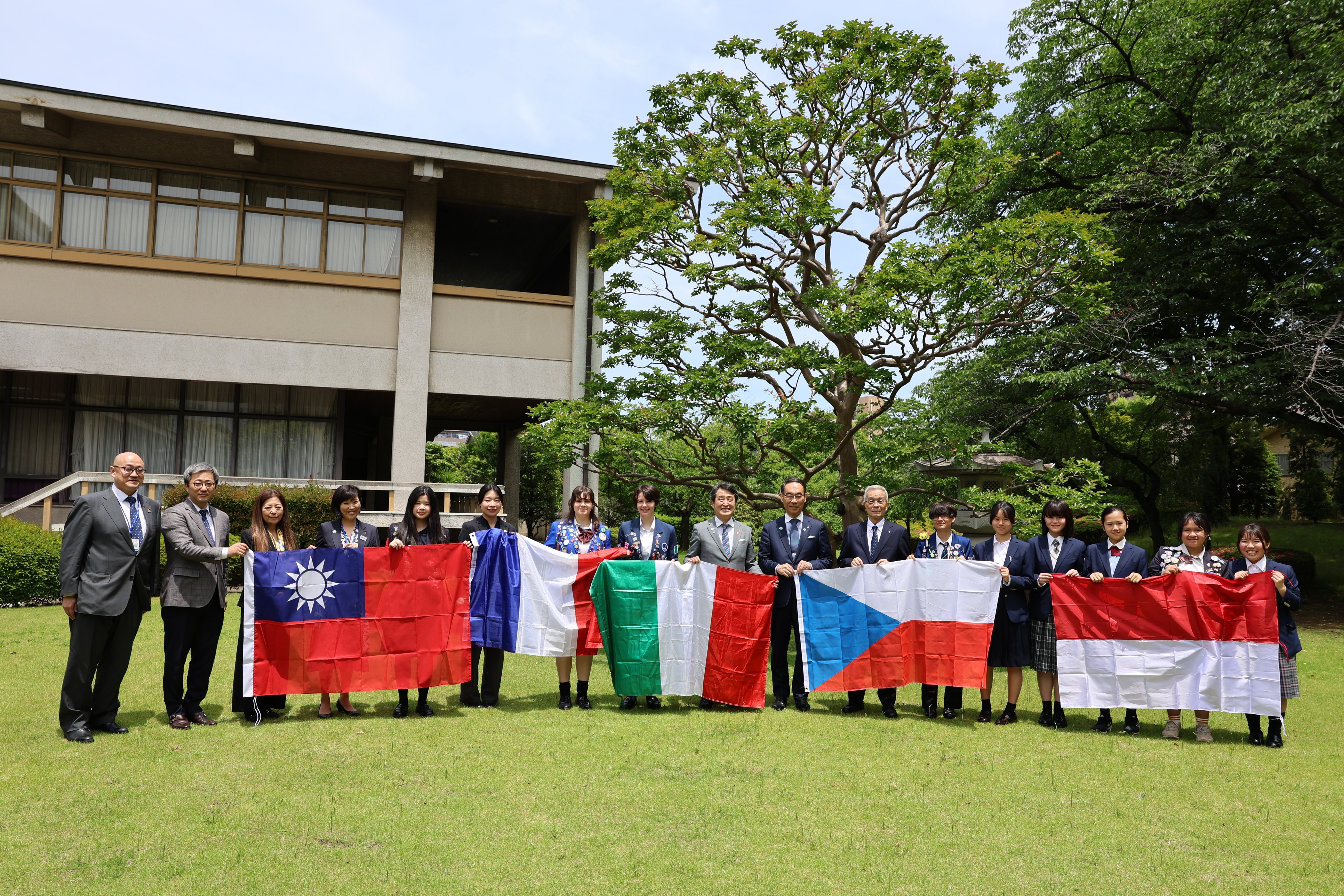 表敬訪問及び委嘱式で訪問者と記念写真を撮る知事の写真