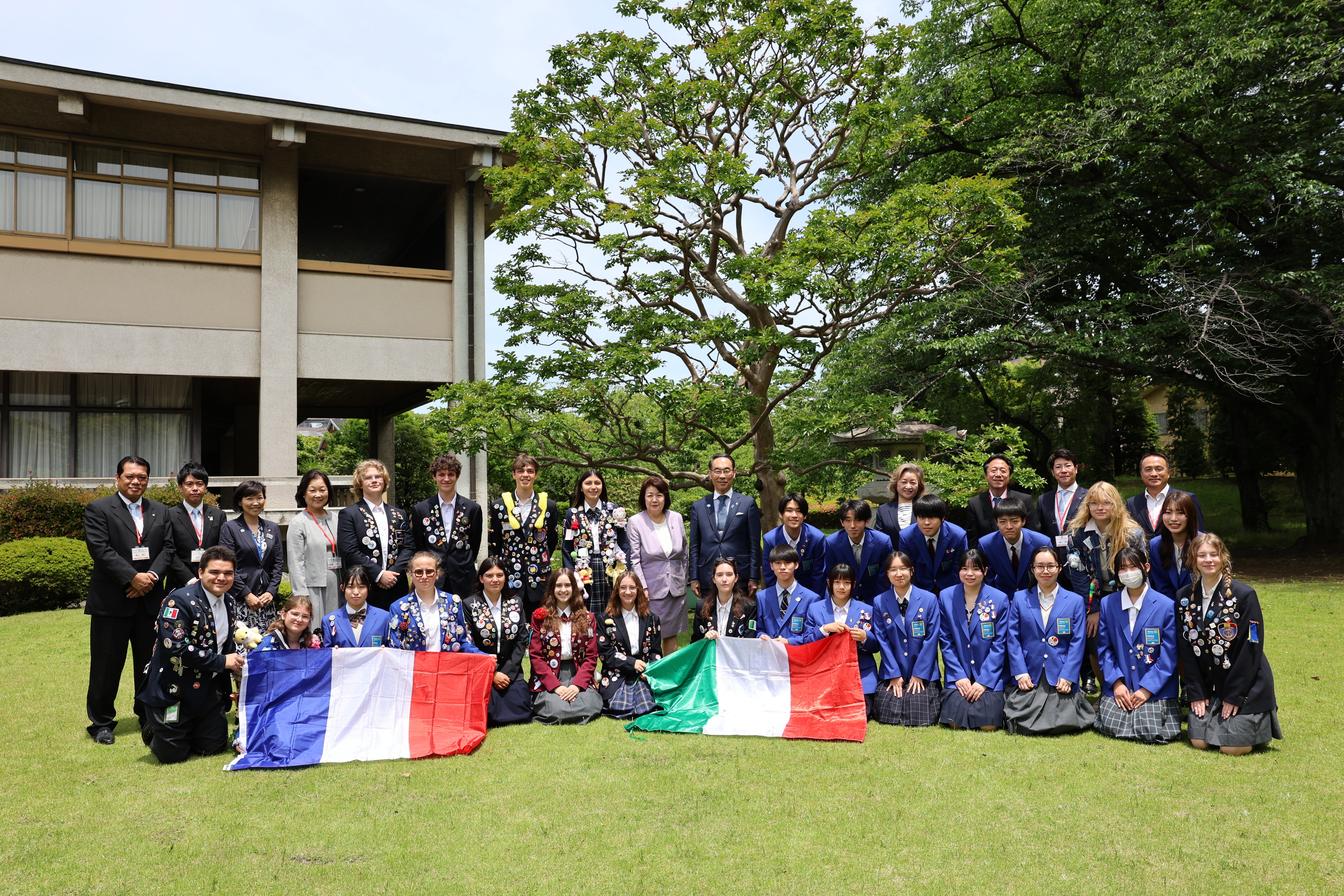 表敬訪問及び委嘱式で訪問者と記念写真を撮る知事の写真