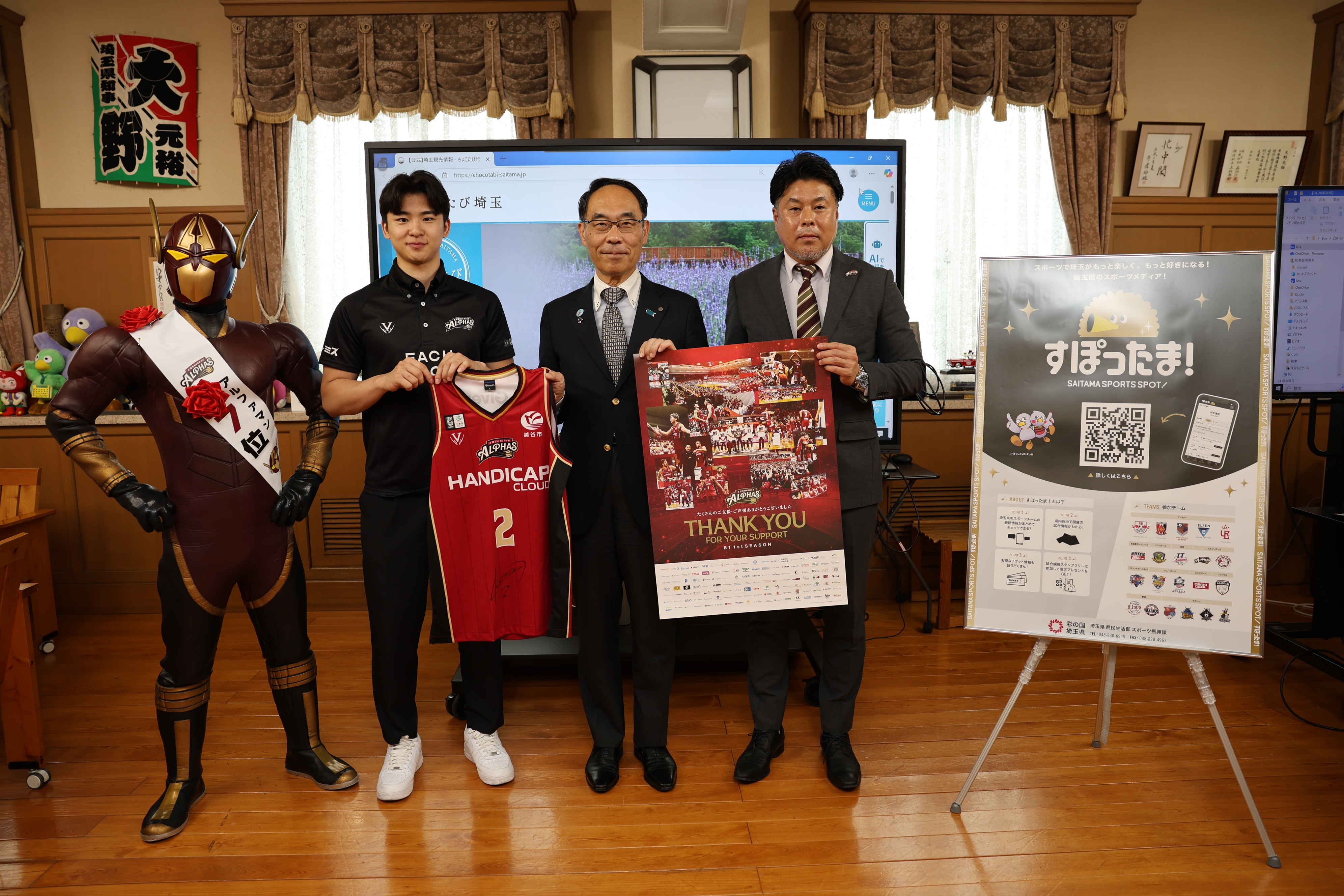 表敬訪問で訪問者と記念写真を撮る知事の写真