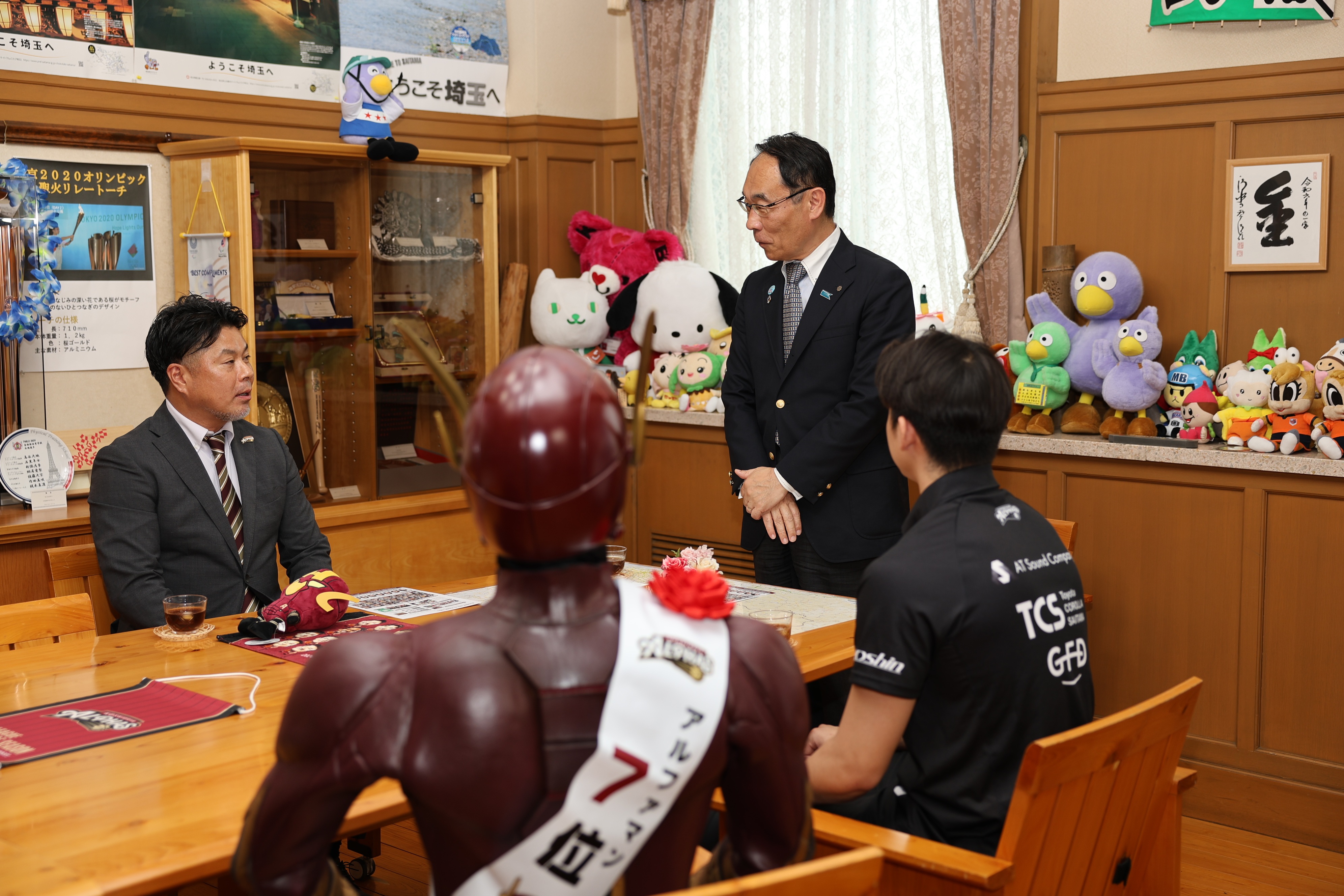 表敬訪問で訪問者と歓談する知事の写真