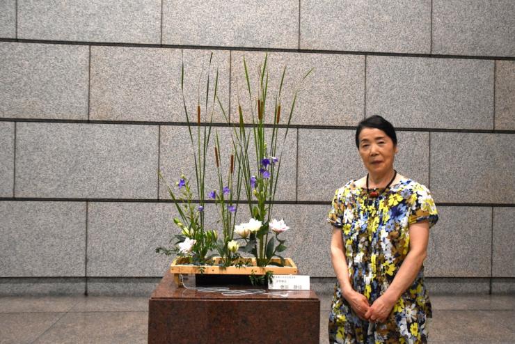 生け花と先生の写真