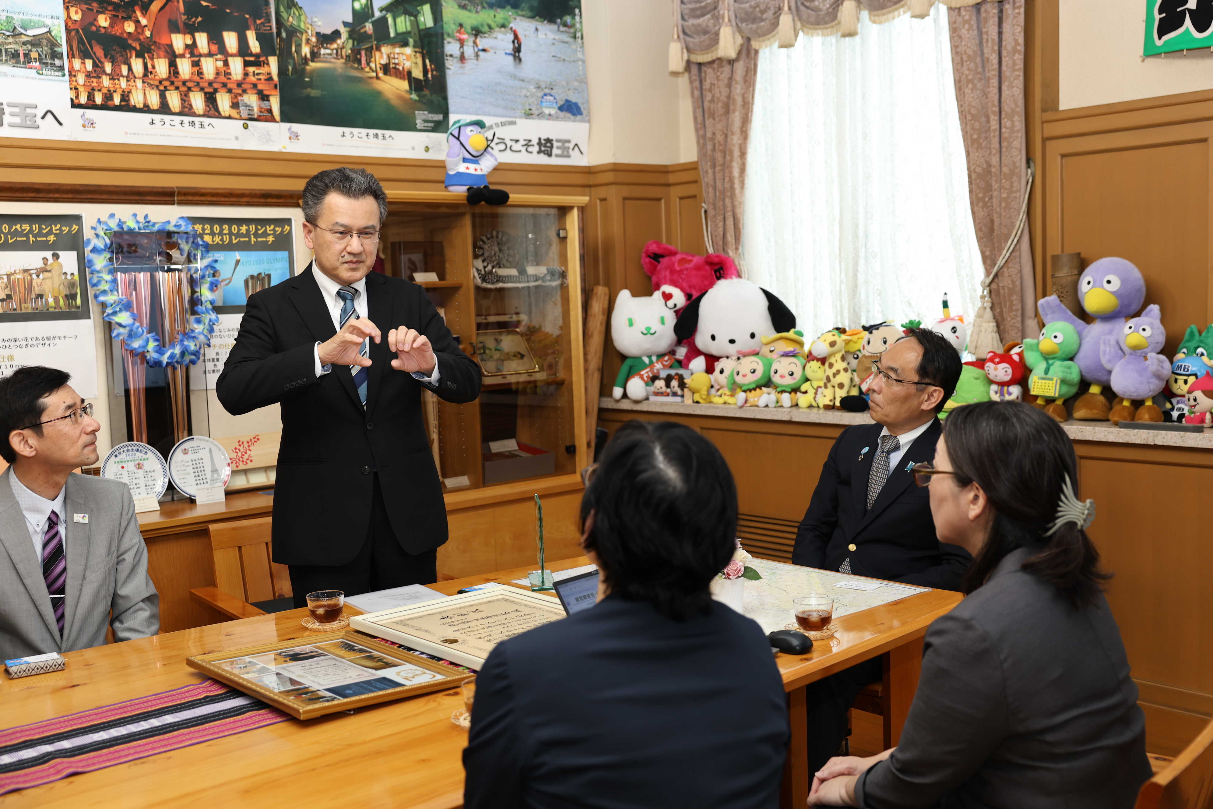 表敬訪問で訪問者と歓談する知事の写真