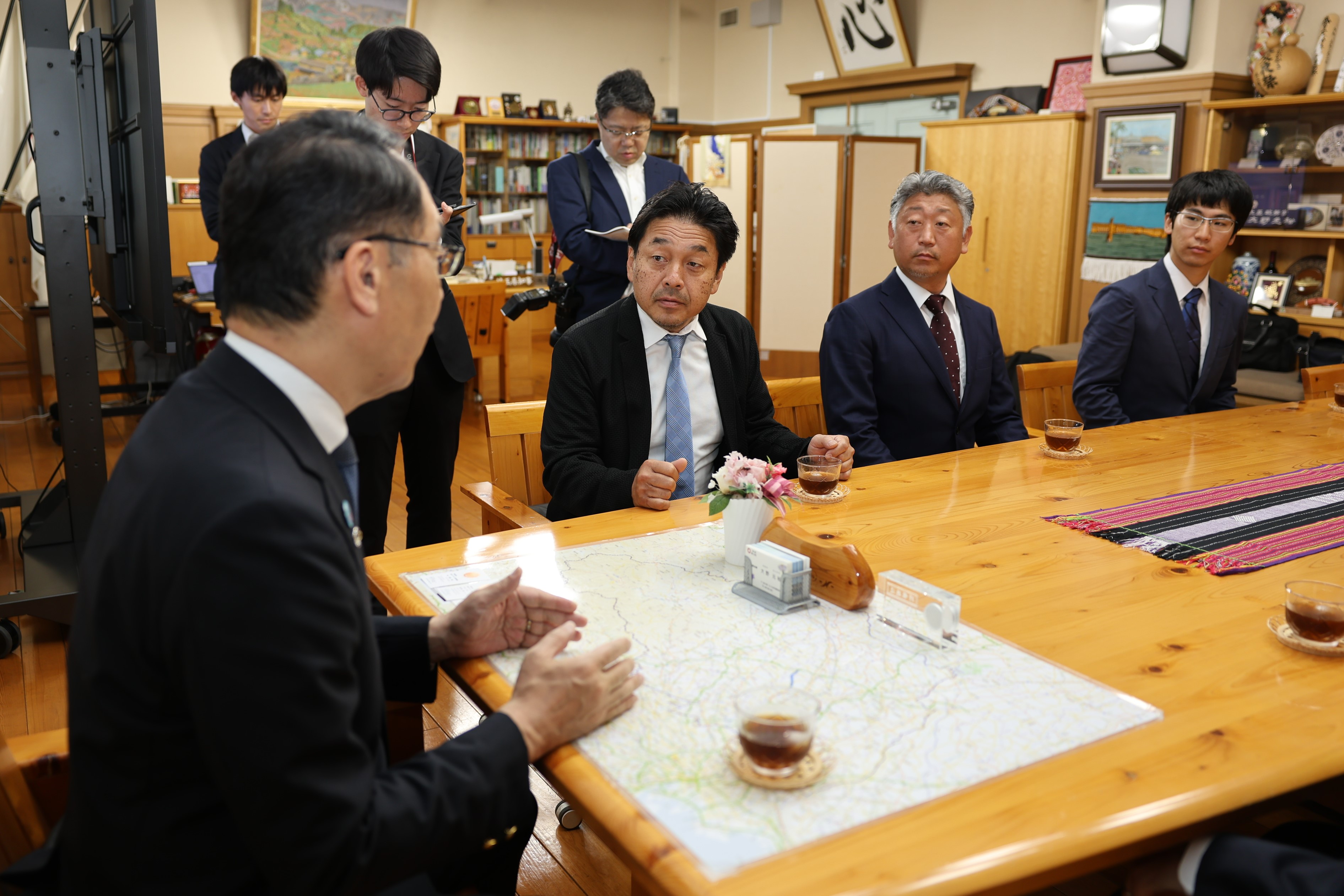 締結式で訪問者と歓談する知事の写真