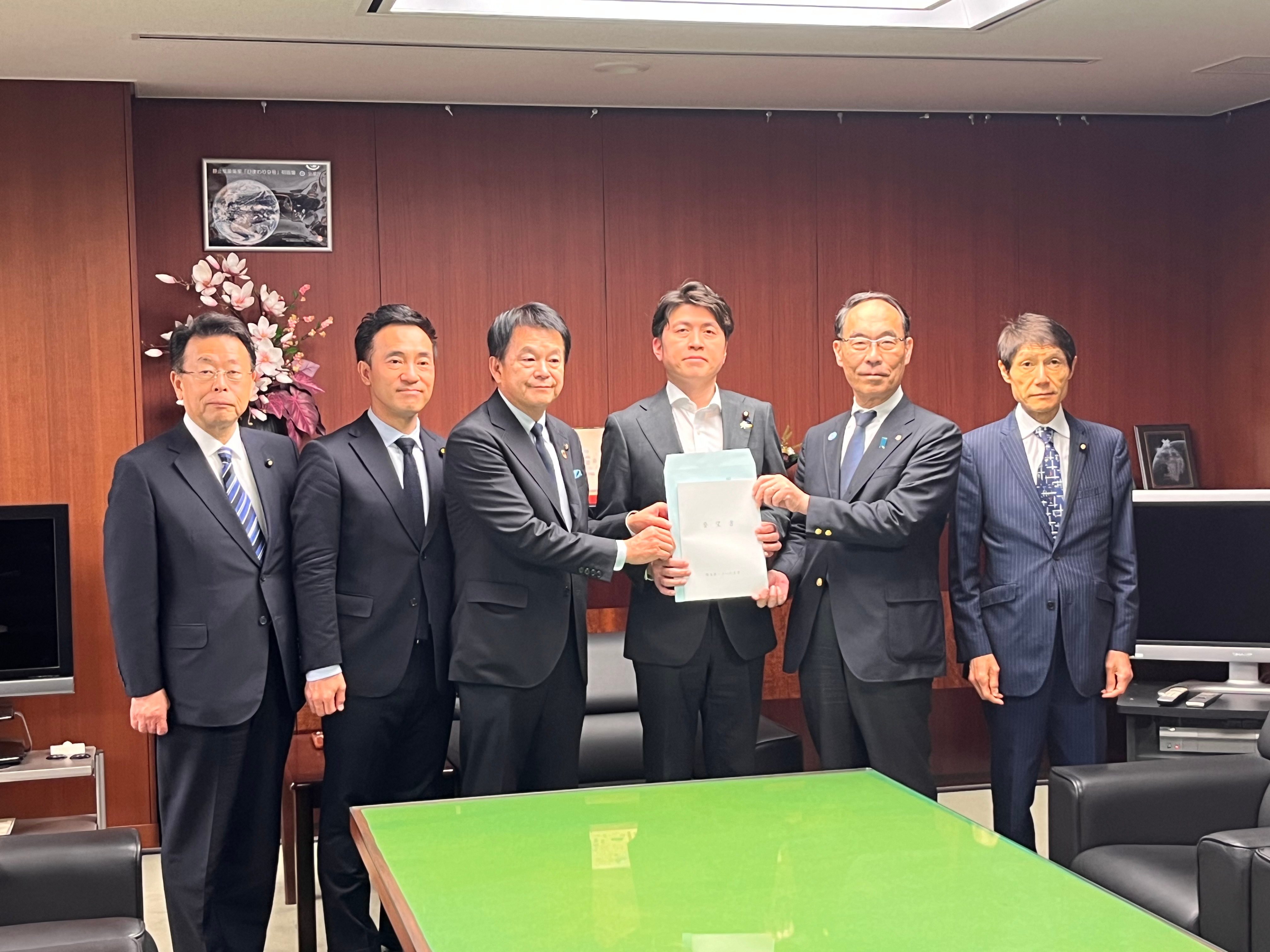 県市共同要望で清水市長、中野国土交通大臣、西田議員、古川議員、矢倉議員と集合写真を撮る知事の写真