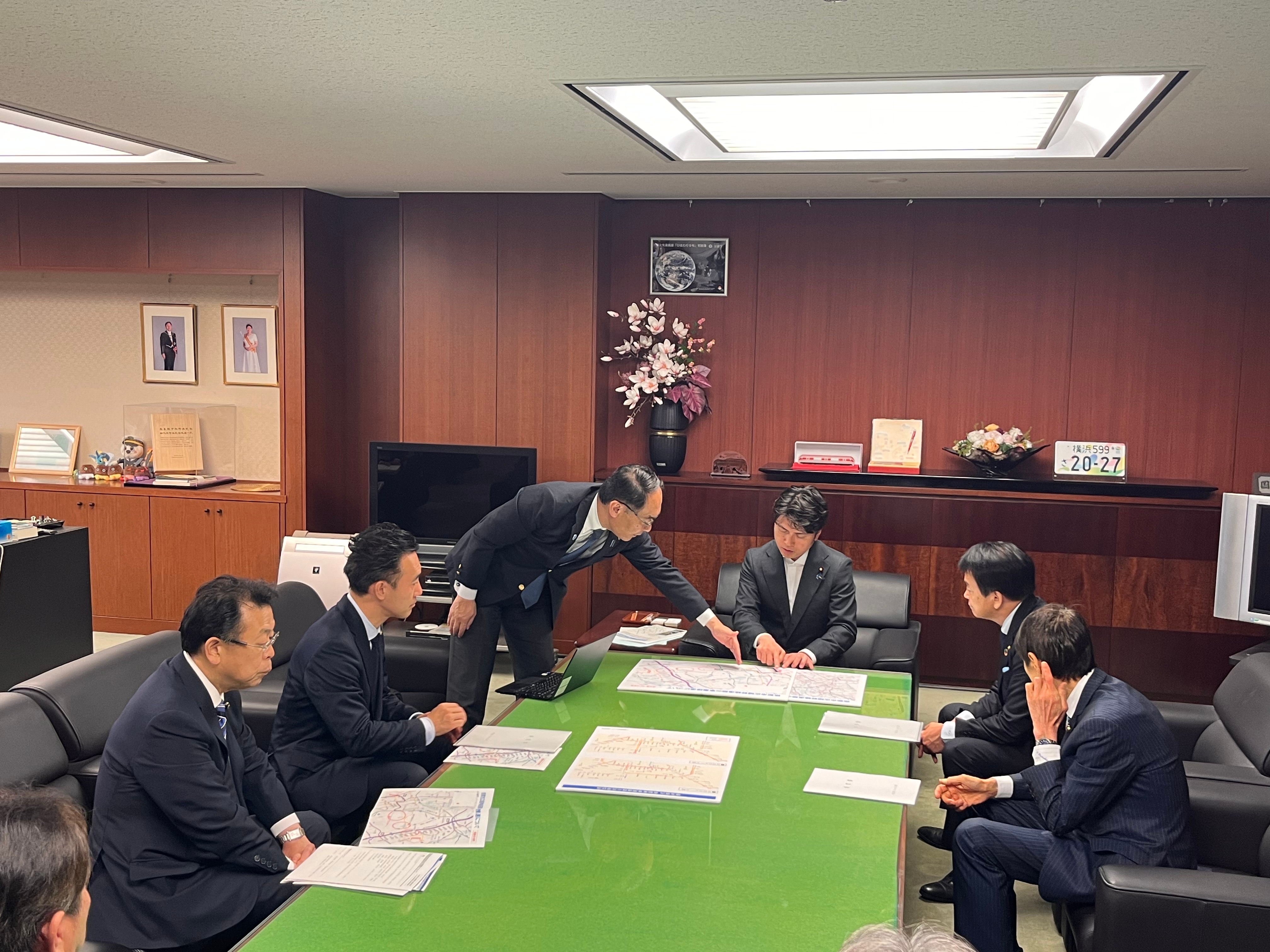 清水市長とともに、中野国土交通大臣、西田議員、古川議員、矢倉議員に要望する知事の写真