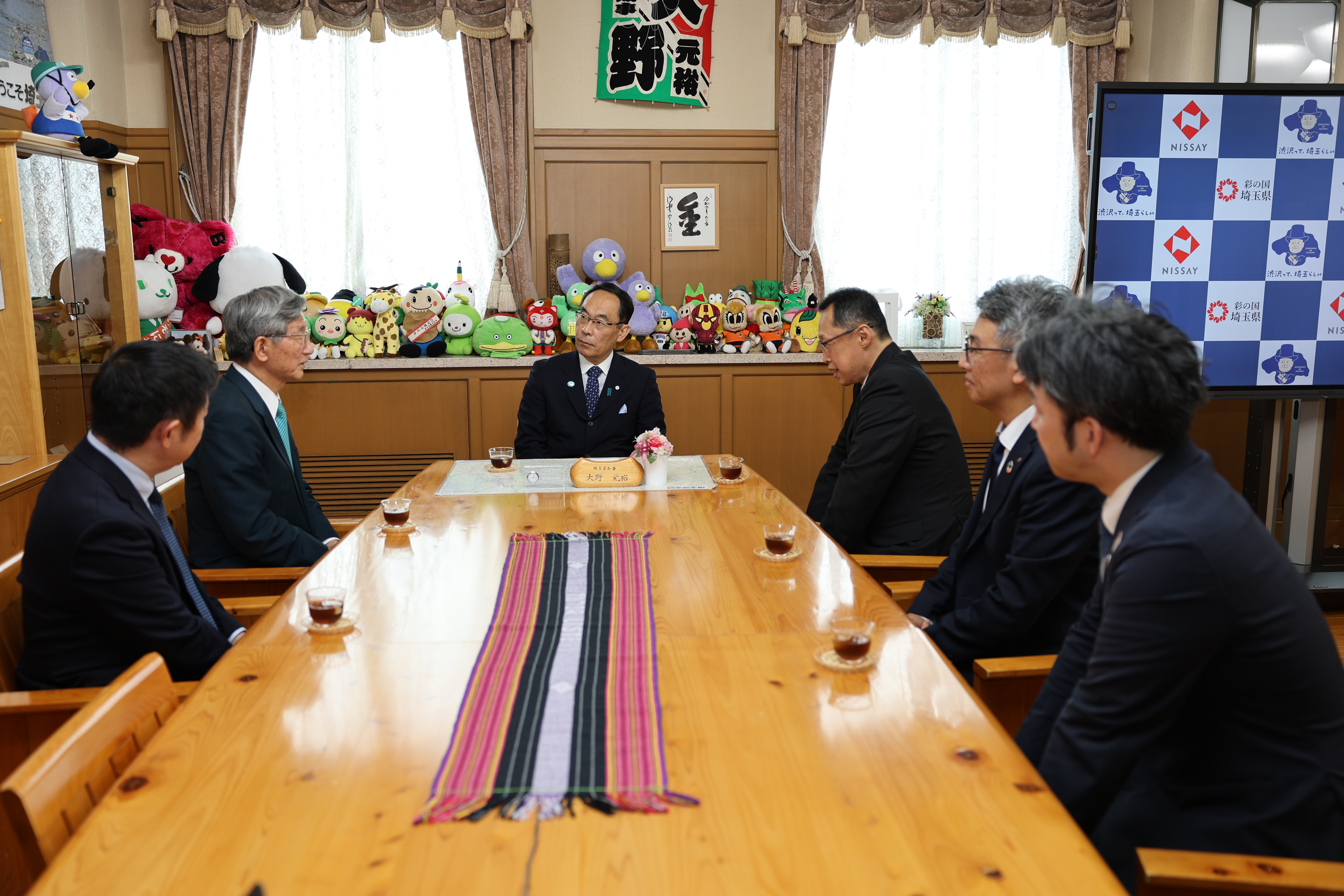 感謝状贈呈式で表彰者（日本生命保険相互会社）と歓談をする知事の写真