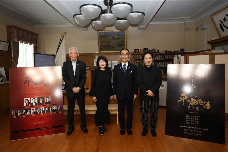 表敬訪問で訪問者と記念写真を撮る知事の写真